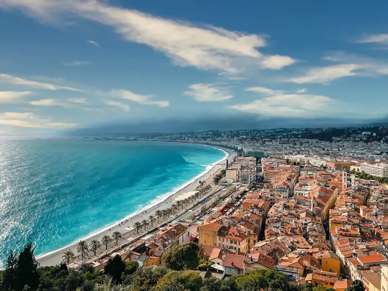 entreprise-couverture-nice-alpes-maritimes Vue panoramique des toitures en tuiles traditionnelles de Nice, zone d'intervention de votre entreprise de couverture locale.